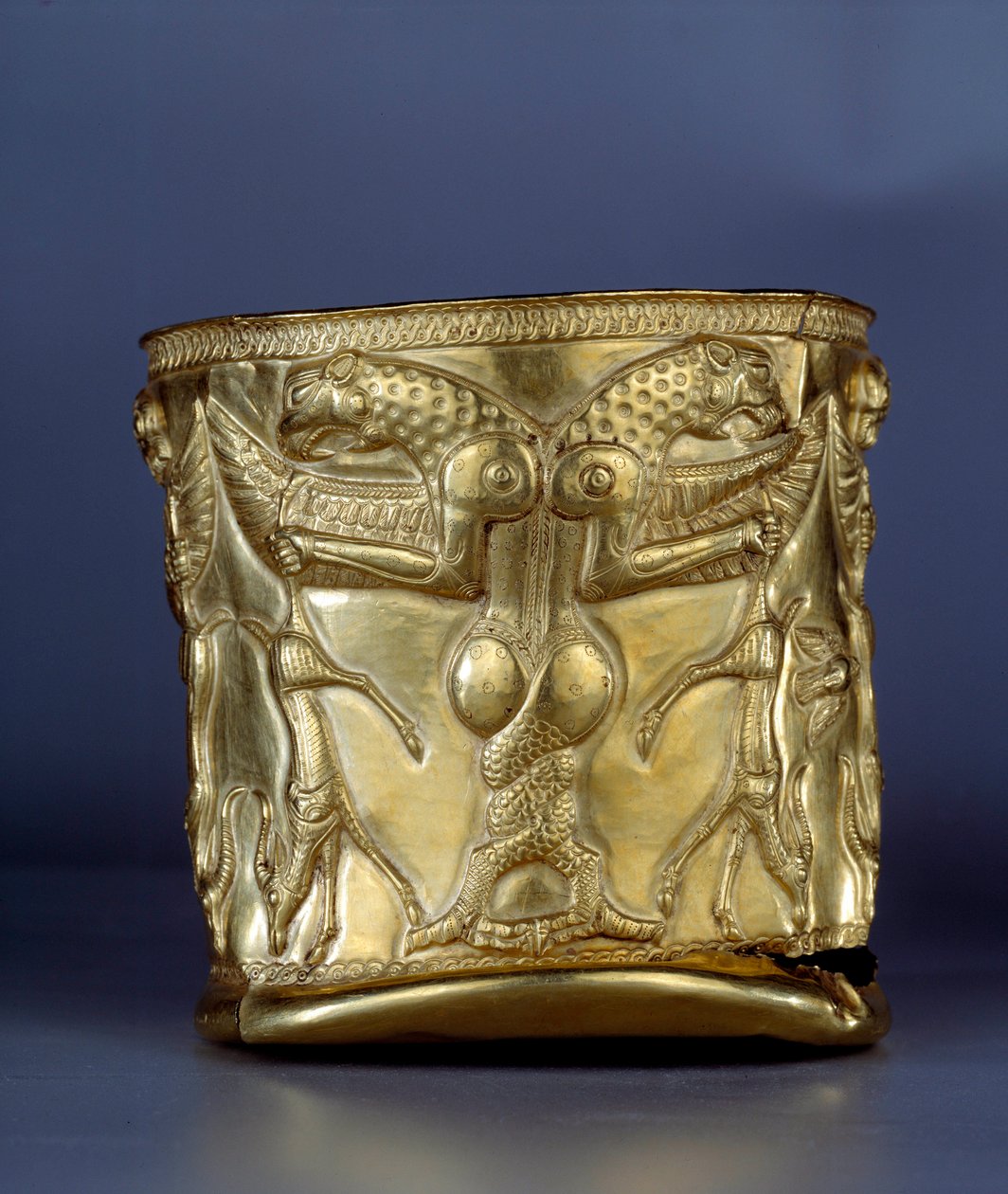 Ancient Art Oriental: Electrum-kopp som representerar ett monster med sammanflätade växthus, cirka 1200 f.Kr. Från norra Iran. Paris, Louvren av Middle Elamite Period