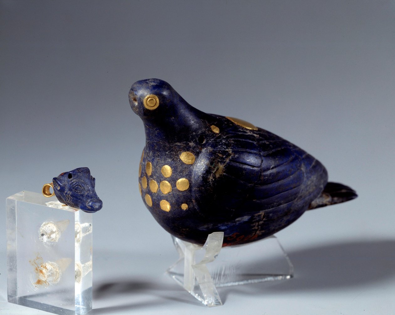 Östlig antikvitet: duva i lapis lazuli (lapis lazuli) och guld. Från Susas hemsida. Medio-elamitperiod (Iran). 1200 f.Kr. Paris, Louvren av Middle Elamite Period