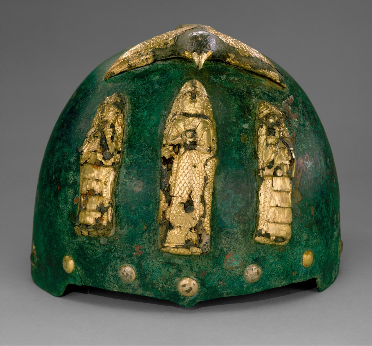 Hjälm med gudomliga figurer under en fågel med utsträckta vingar, ca 1500-1100 f.Kr. (brons, guldfolie över bitumen) av Middle Elamite Period