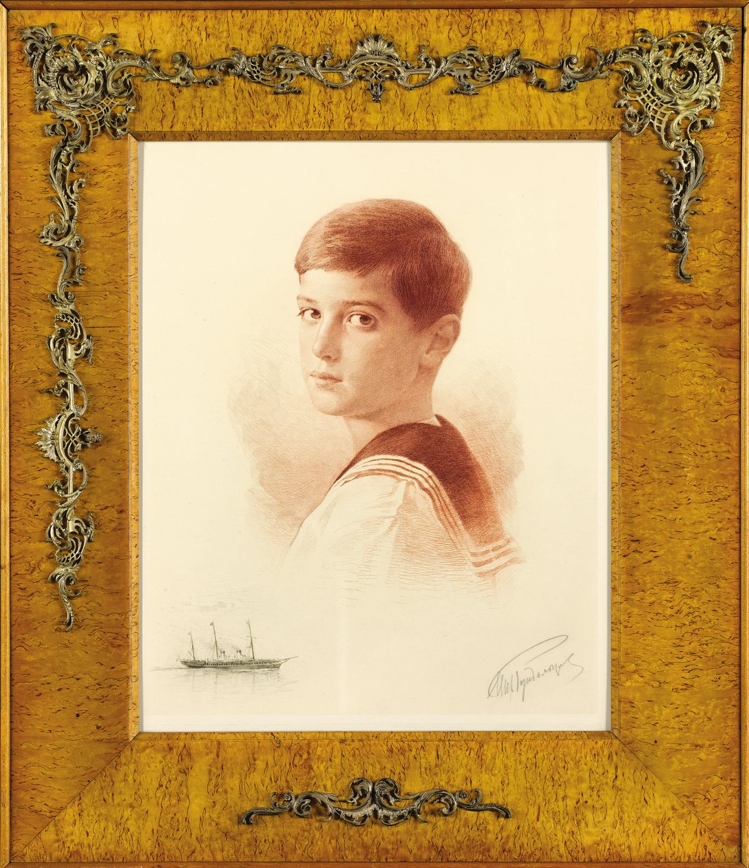 Porträtt av tronföljaren Tsarevich Alexei Nikolaevich av Ryssland med en remarkerad skildring av Imperial Yacht, 1913 av Mikhail Viktorovich Rundaltsov