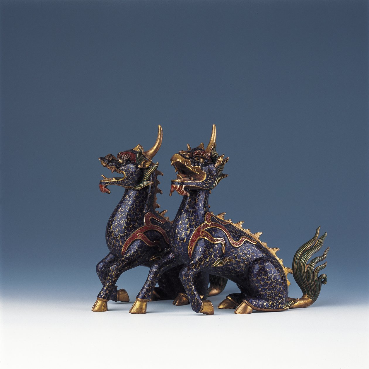 Ett par sittande qilin (cloisonne emalj & förgylld brons) av Ming Dynasty   Wanli Period Chinese School