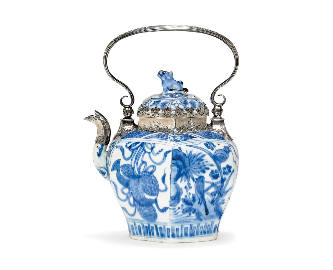 Blå och vit tekanna och lock (keramik och silver) av Ming Dynasty Chinese School
