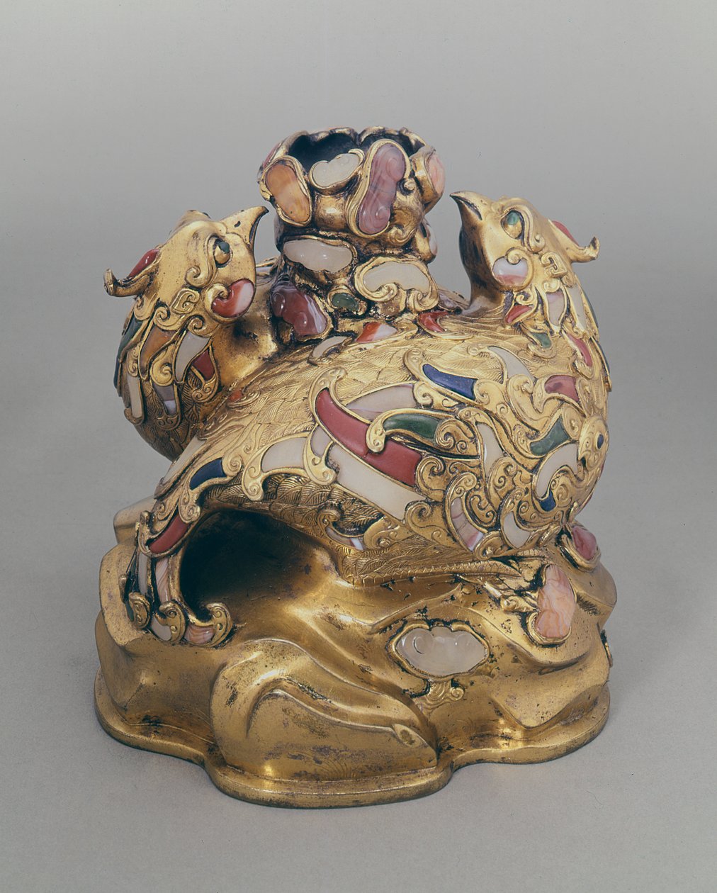 Kinesiskt vinkärl i förgylld koppar i form av fenixar på en sten av Ming Dynasty Chinese School