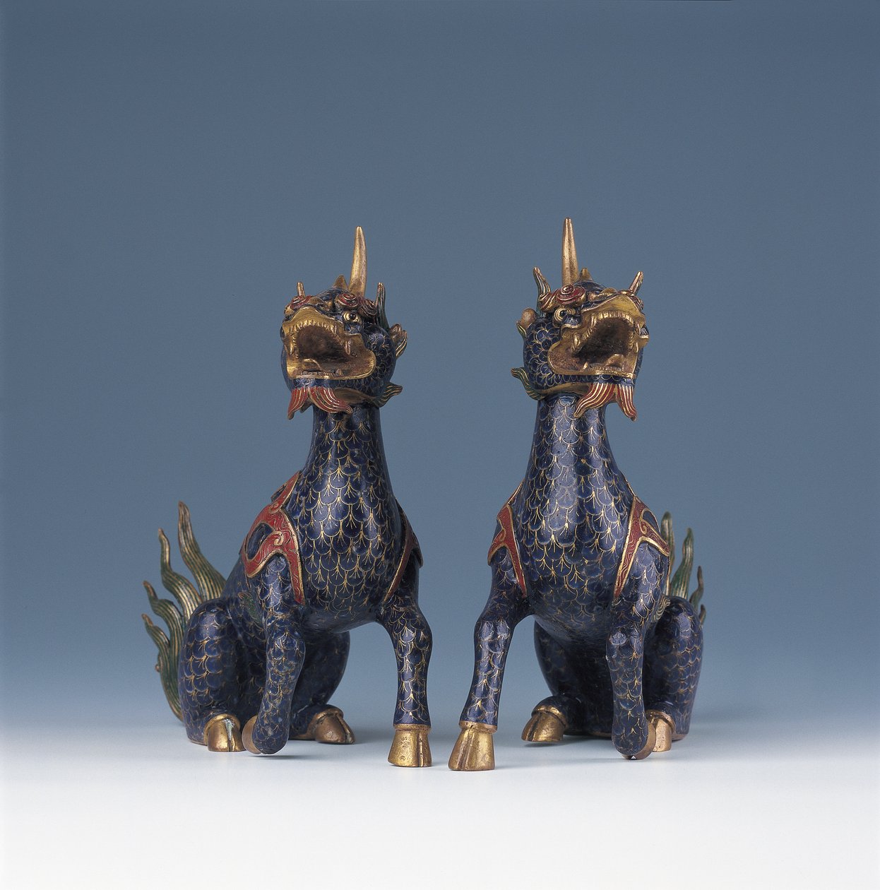 Ett par sittande qilin (cloisonne emalj & förgylld brons) av Ming Dynasty   Wanli Period Chinese School