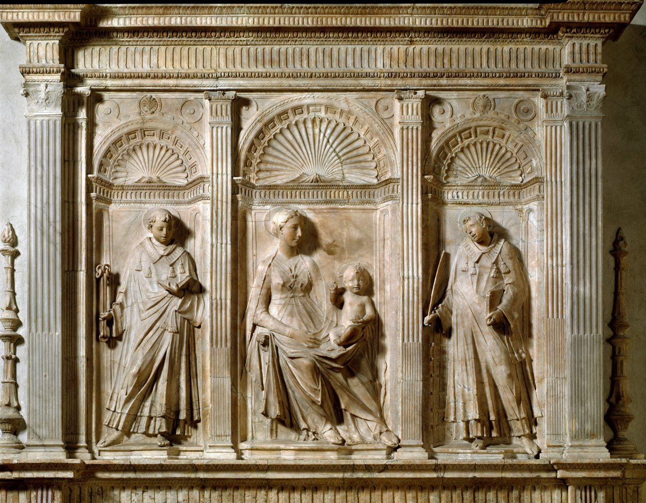 Virgin and Child mellan St Laurent och St Leonard. Hög marmorrelief av Mino da Fiesole