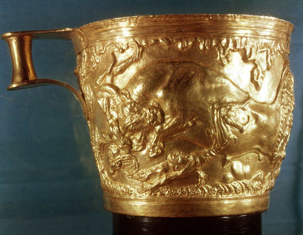 Kopp, föreställande en anfallande tjur, hittad i Vaphios kungliga grav, Sparta, sen minoisk tid, ca 1500 f.Kr. (guld). av Minoan