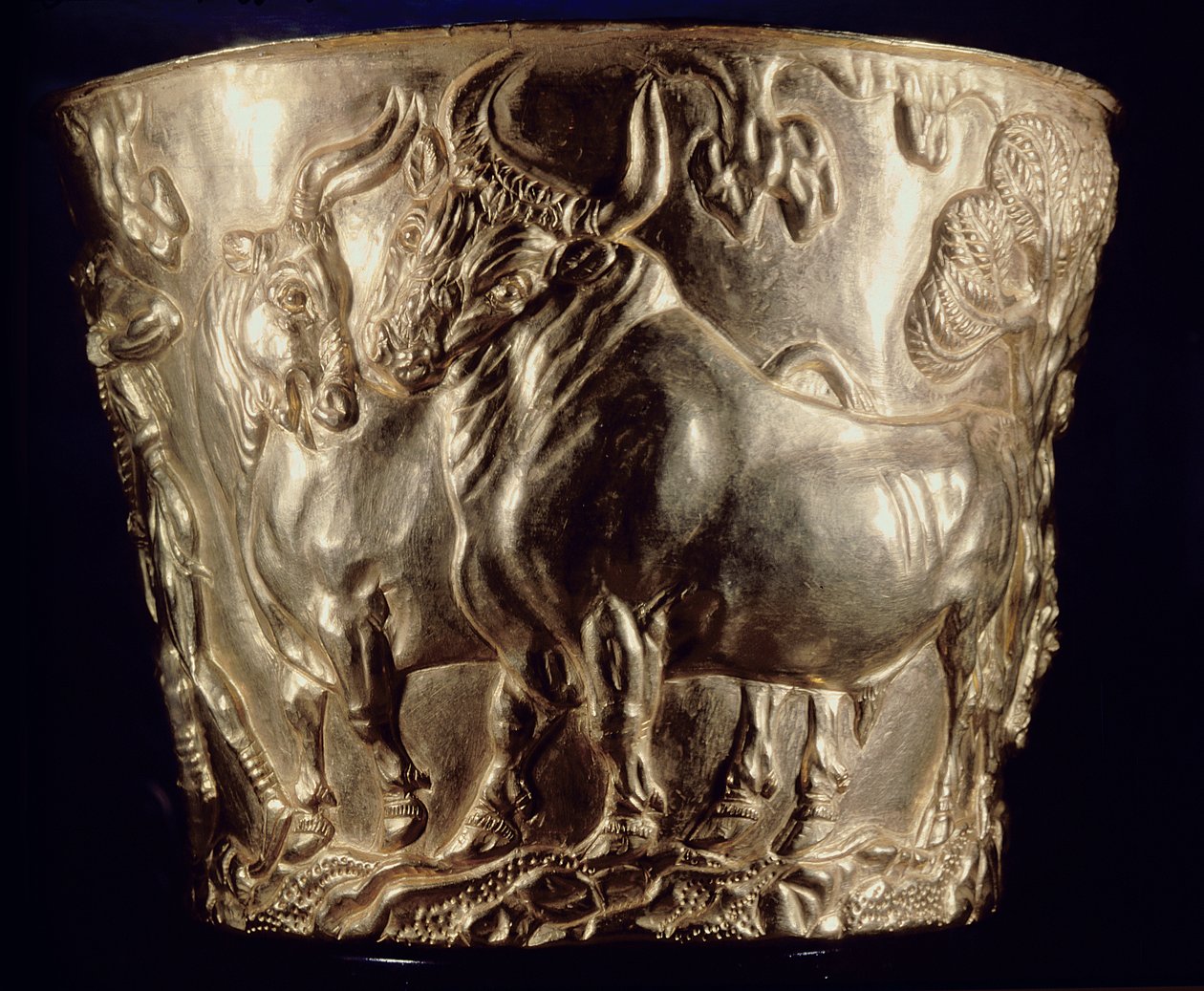 Kopp, föreställande en tjur, hittad i Vafios kungliga grav, Sparta, senminoisk tid, ca 1500 f.Kr. (guld) (se även 148825). av Minoan