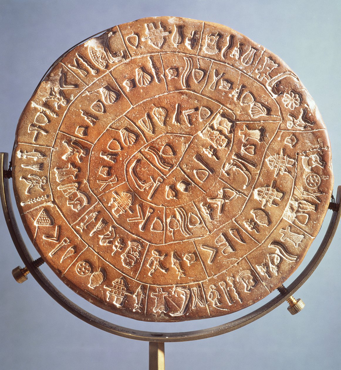 Phaistos-skivan, med symboler av okänd betydelse, från Kreta, ca 1650 f.Kr. (lera) (för andra sidan se 106116) av Minoan