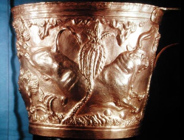 Bägare, föreställande en vild tjur, funnen i Vaphios kungliga grav, Sparta, sent minoiska I, ca 1500 f.Kr. (guld) (se även 148826) av Minoan