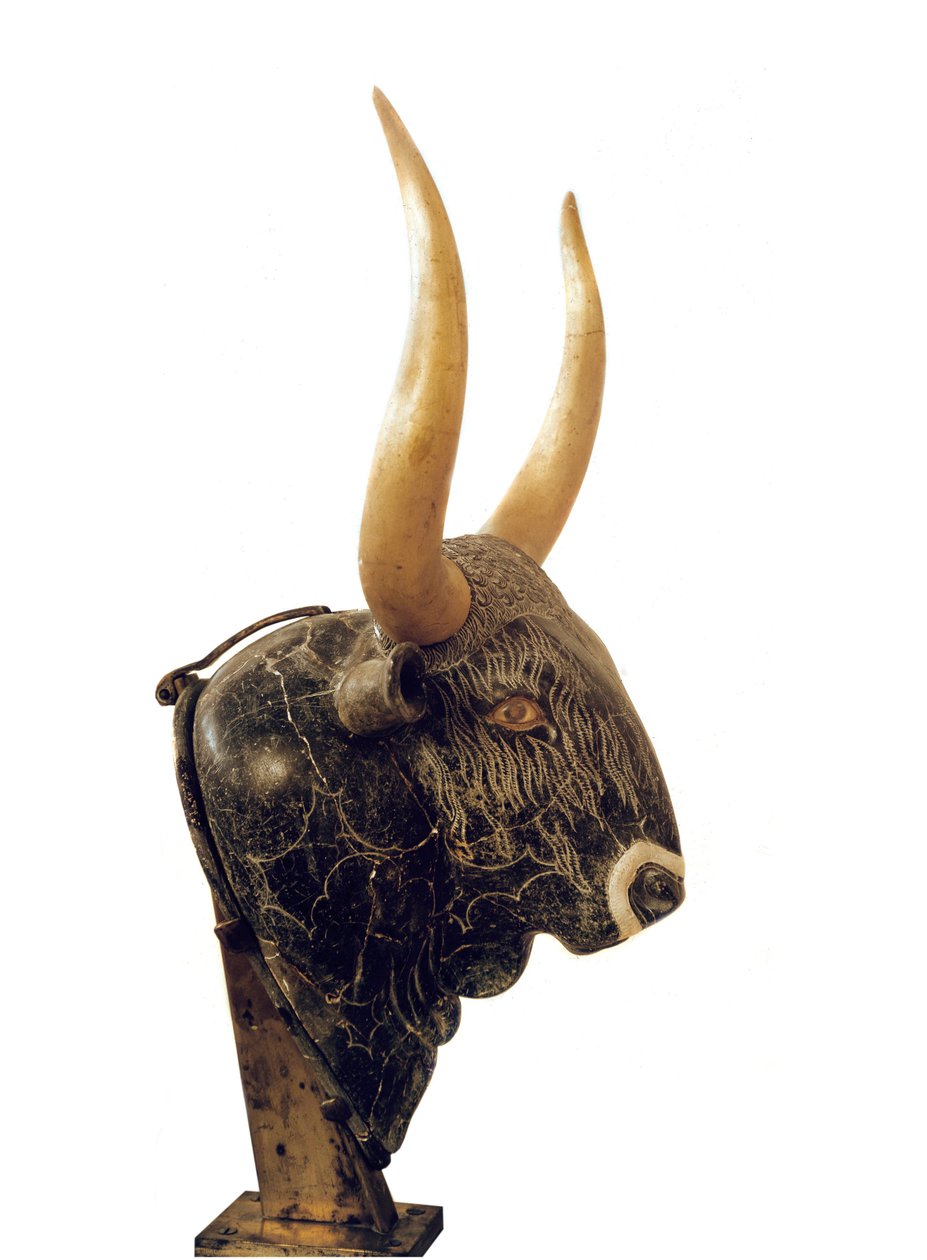 Minoisk konst: rhyton eller rhyton eller rhyton (glas av apparater) i form av ett tjurhuvud från det lilla palatset i Cnossos (Knossos) på Kreta. 1550-1500 f.Kr. Heraklion, arkeologiskt museum av Minoan