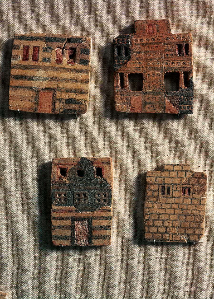 Minoisk konst: små keramiska plattor som representerar minoiska hus. 1700-1600 f.Kr. Heraklion, arkeologiska museet Kreta - minoisk konst: små keramiska plattor som föreställer minoiska hus. 1700-1600 f.Kr. Arkeologiskt museum, Heraklion, Kreta, Grekland av Minoan