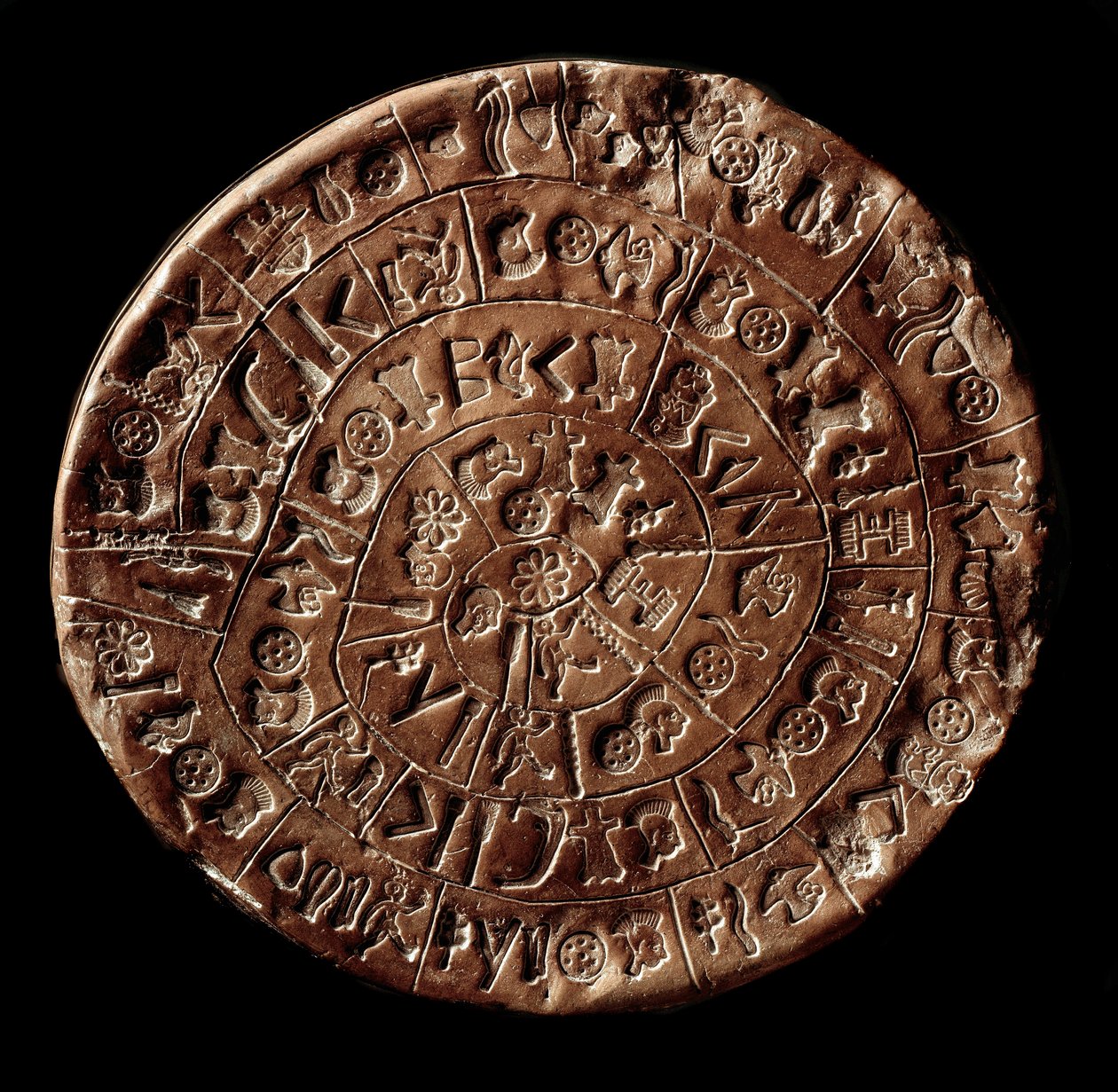 Phaistos skiva (Phaistos Disk, Phaestos Disc) (minoisk konst - 1700 - 1600 f.Kr.) täckt med hieroglyfer. av Minoan
