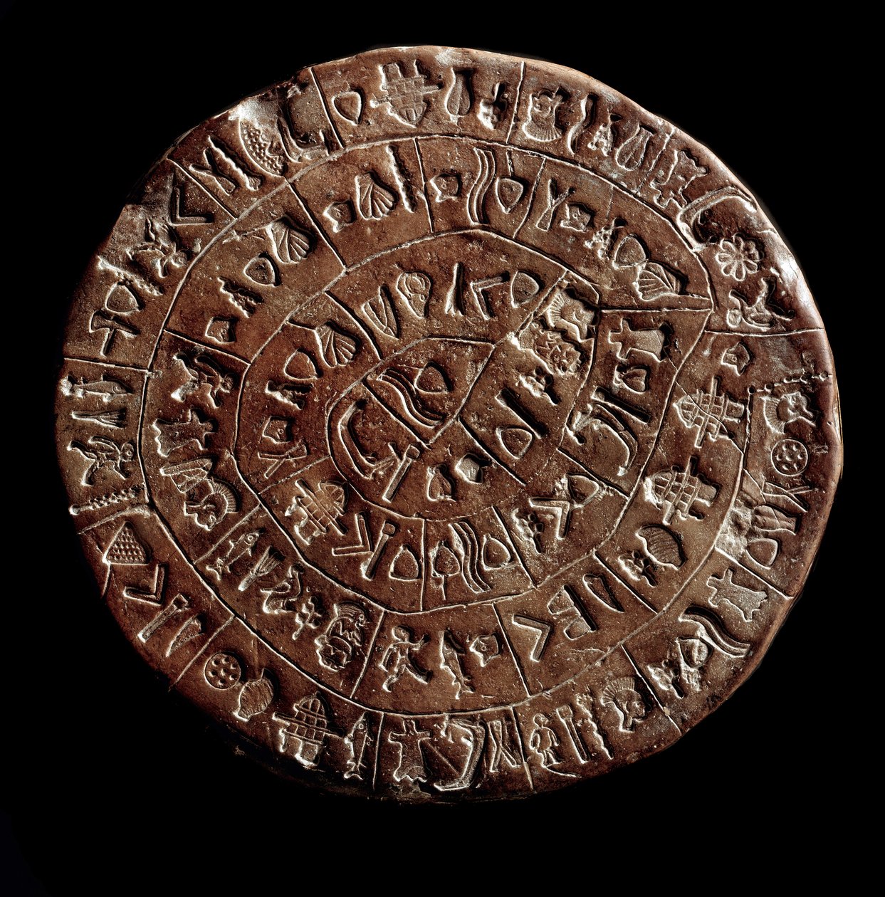 Phaistos skiva (Phaistos Disk, Phaestos Disc) (minoisk konst - 1700 - 1600 f.Kr.) täckt med hieroglyfer. av Minoan