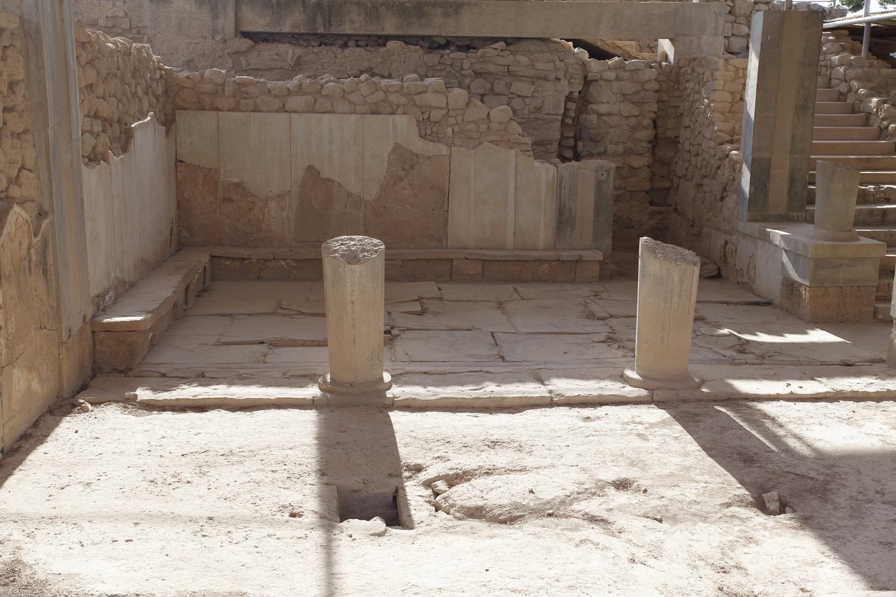 Minoiska arkeologiska platsen Phaistos. Drottningens Megaron (dvs. drottningens lägenheter). Den sydligaste av "" Royal Apartmentsof Phaistos. Golvet var belagt med gipsskivor och röd puts som fyllde mellanrummet. Gips användes också för thr benc av Minoan