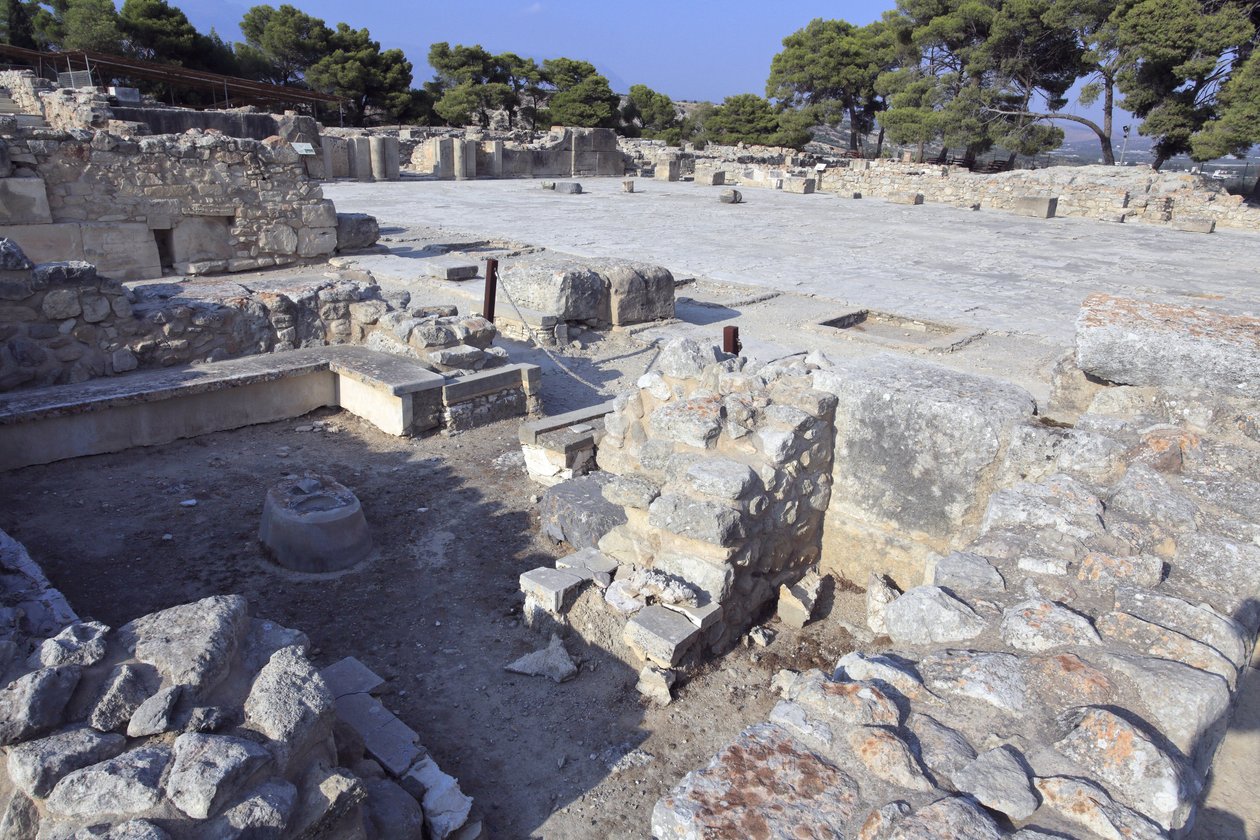 Minoiska arkeologiska platsen Phaistos. Central domstol och "" Bench shrine"": litet och rektangulärt rum med låga bänkar som löper runt väggarna för att stödja kultföremål och statyett av gudomen. På några av dem hittades kvinnlig statyett, rituella kärl, av Minoan