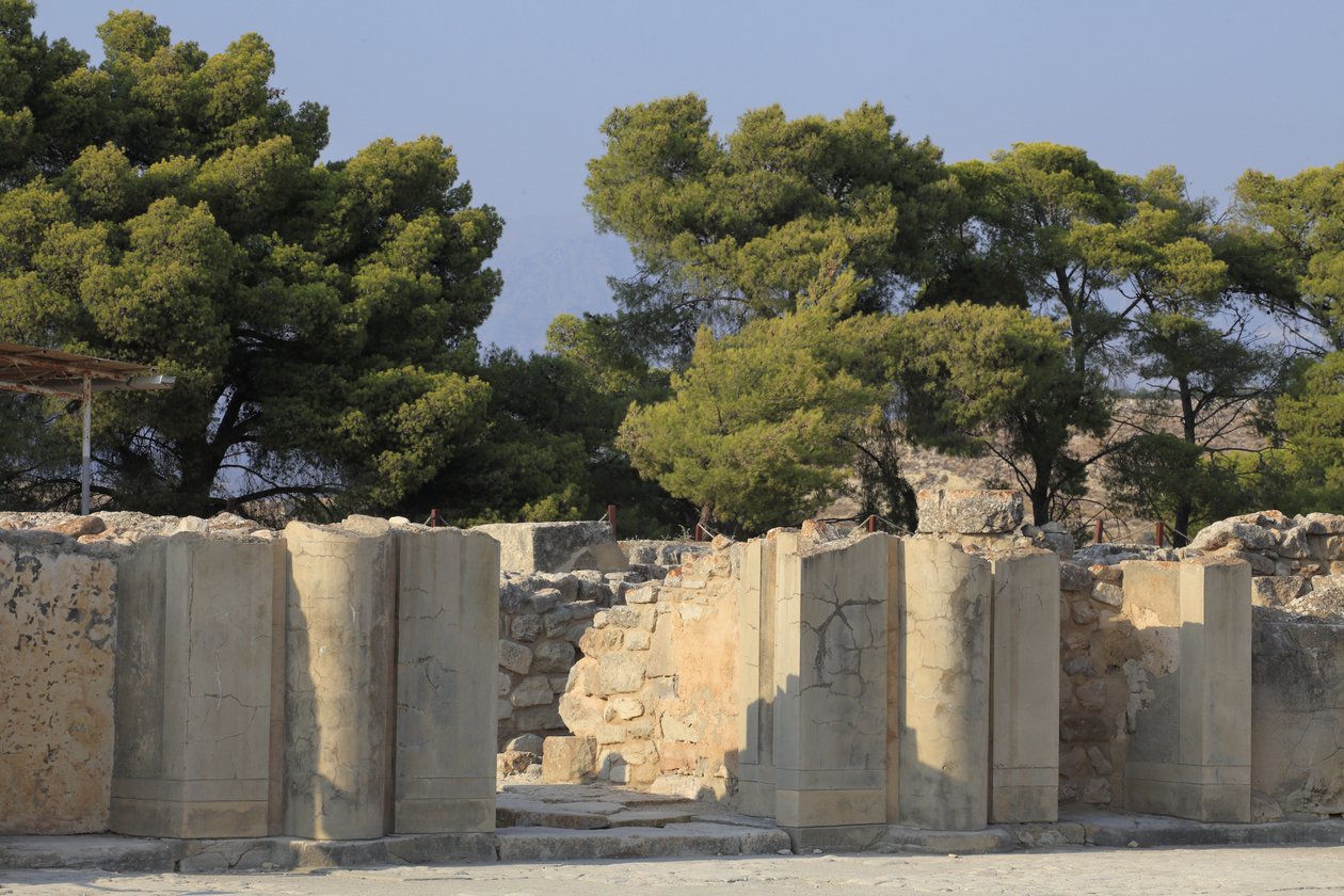 Minoiska arkeologiska platsen Phaistos. Porten till den norra flygeln som öppnar sig från den centrala domstolen. Den norra flygeln är den viktigaste flygeln av palatset eftersom den tros ha inhyst "" Royal Apartments "". Port som leder till komplexet av " av Minoan
