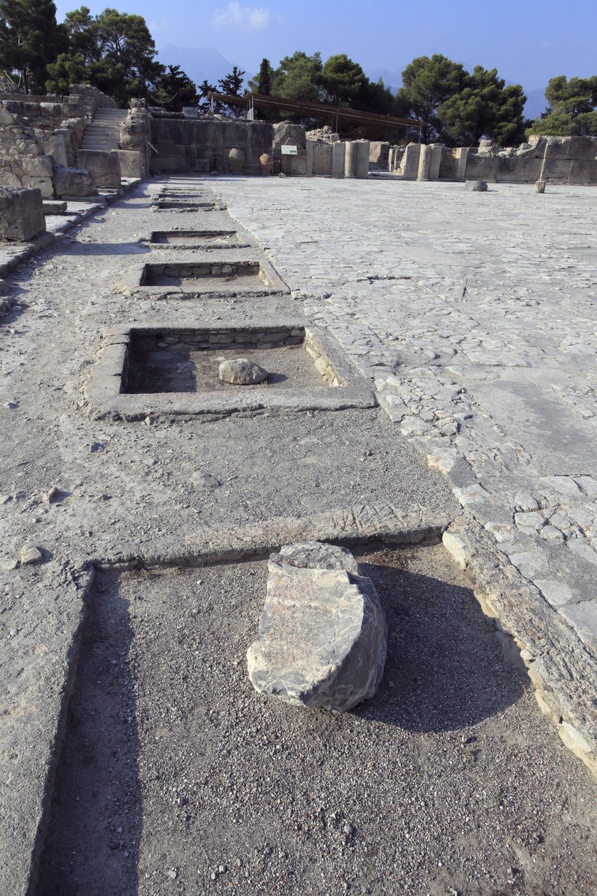 Minoiska arkeologiska platsen Phaistos. Allmän vy av den centrala domstolen från helgedomarna i den västra flygeln. Den centrala domstolen är en grundläggande arkitektonisk del av Minoens palats. Det är en kärna runt vilken de olika vingen är satta. Denna  av Minoan