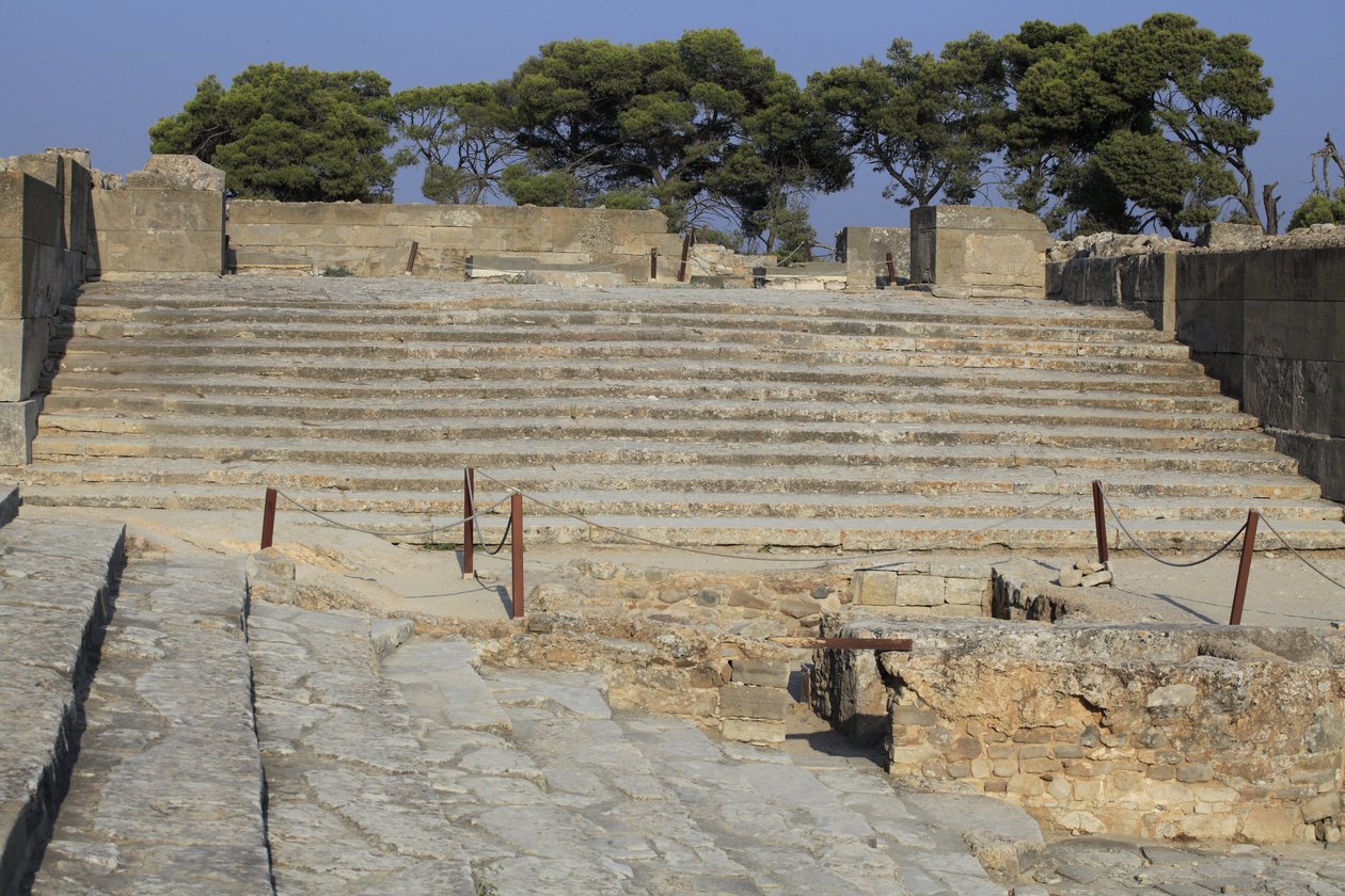 Minoiska arkeologiska platsen Phaistos. Trappa som börjar på den västra gården och leder till The Propylaea, huvudmannen och den mest imponerande ingången till det nya palatset och trappan som utgjorde sätena för teaterområdet, som användes för religiösa e av Minoan