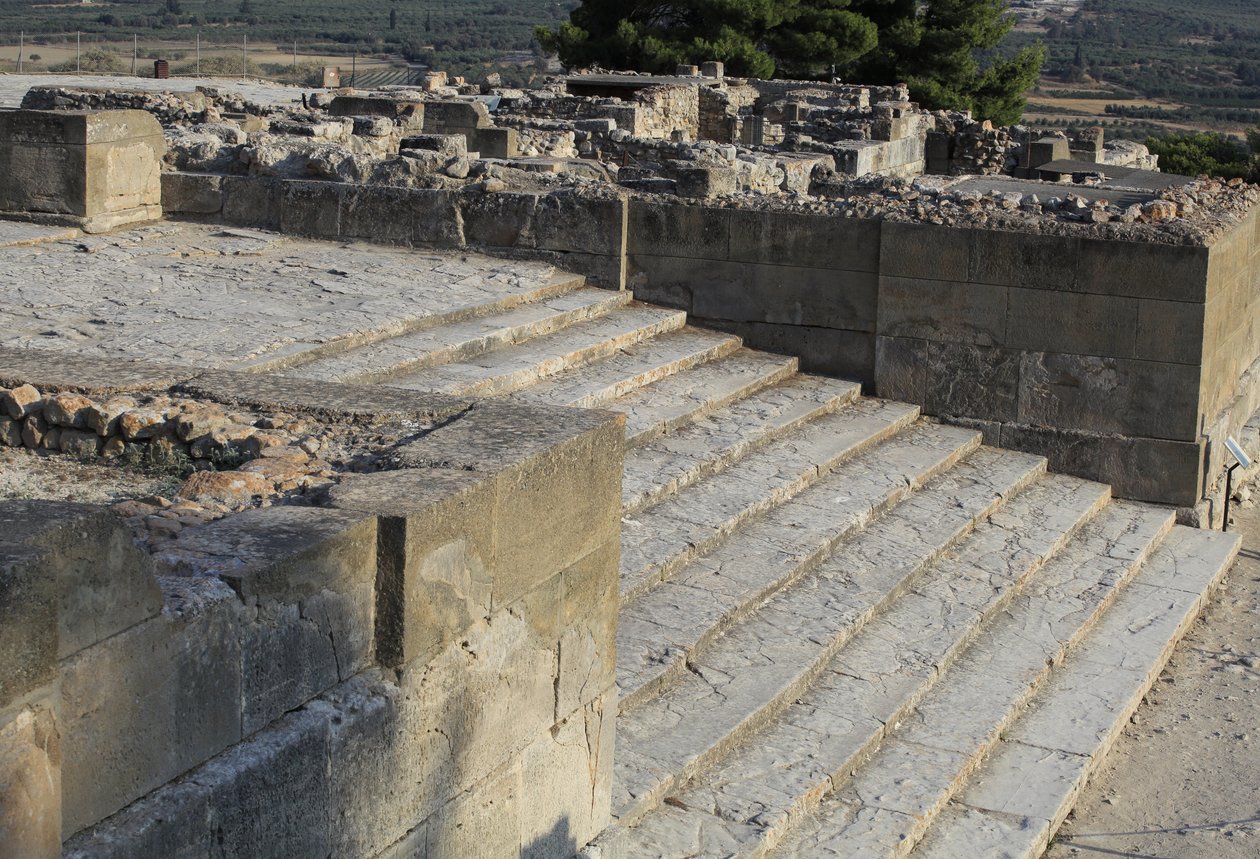 Minoiska arkeologiska platsen Phaistos. Trappa som börjar på den västra gården och leder till The Propylaea, huvudbyggnaden och den mest imponerande ingången till det nya palatset (1700-1450 f.Kr.). Phaistos, Kreta. av Minoan