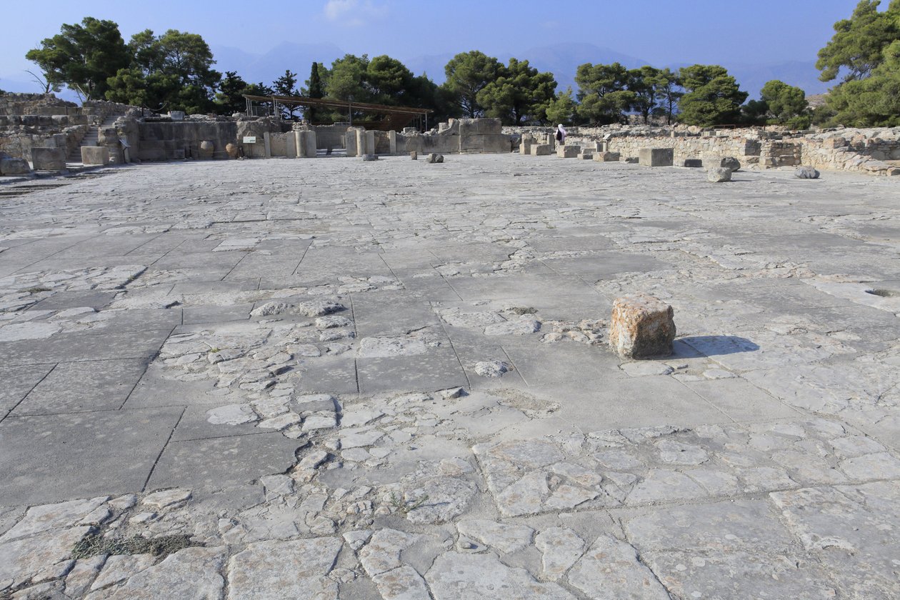 Minoiska arkeologiska platsen Phaistos. Centraldomstolen, en grundläggande arkitektonisk del av Minoens palats. Det är en kärna runt vilken de olika vingen är satta. Denna centrala domstol byggdes under det gamla palatset (1900-1700 f.Kr.). Det användes oc av Minoan