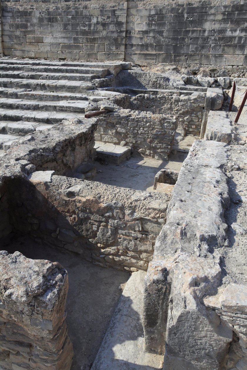 Minoiska arkeologiska platsen Phaistos. Trepartshelgedomen. Detta komplex av rum framför palatset var en liten helgedom. Phaistos, Kreta. av Minoan
