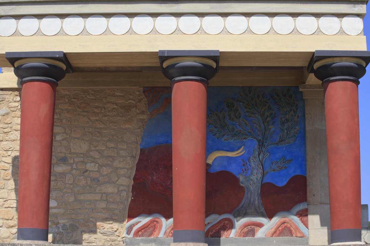 Minoens arkeologiska plats i Knossos. Norra ingången, Norra pelarhallen. Bastion rekonstruerad av Arthur Evans där han satte en kopia av en restaurerad relieffresk av en tjur. Knossos, Kreta. av Minoan