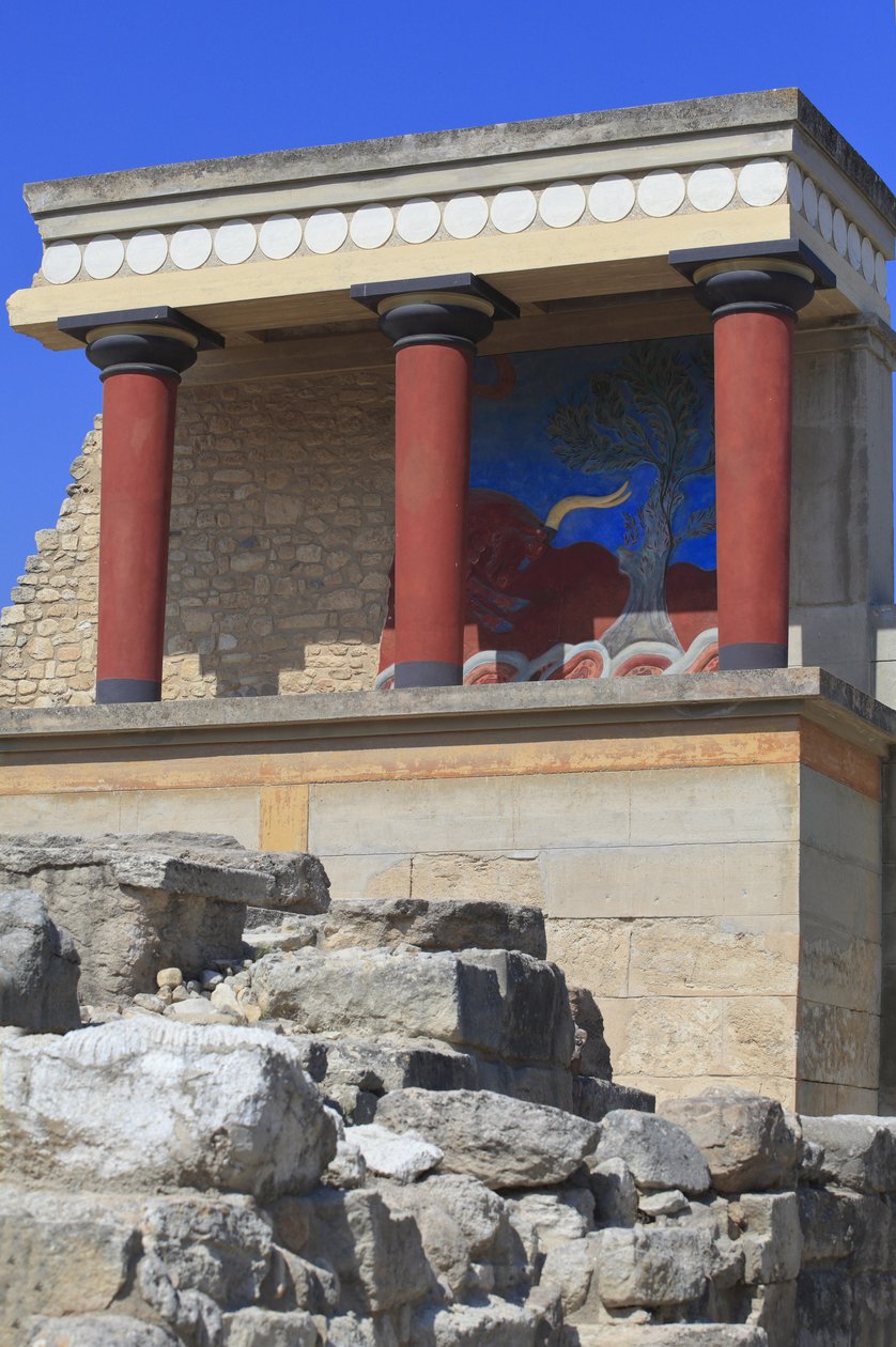 Minoens arkeologiska plats i Knossos. Norra ingången, Norra pelarhallen. Bastion rekonstruerad av Arthur Evans där han satte en kopia av en restaurerad relieffresk av en tjur. Knossos, Kreta. av Minoan