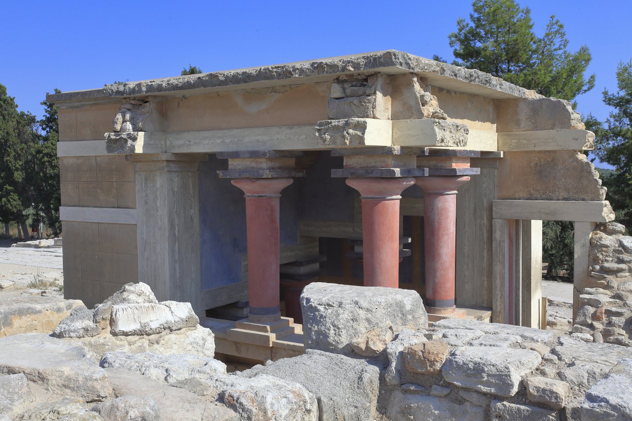 Minoens arkeologiska plats i Knossos. Norra lustra bassänger. Norra ingången till palatset. Enligt A. Evans användes denna byggnad i reningsceremonier och kallades därför denna plats för "" Lustral bassänger"". Knossos, Kreta. av Minoan