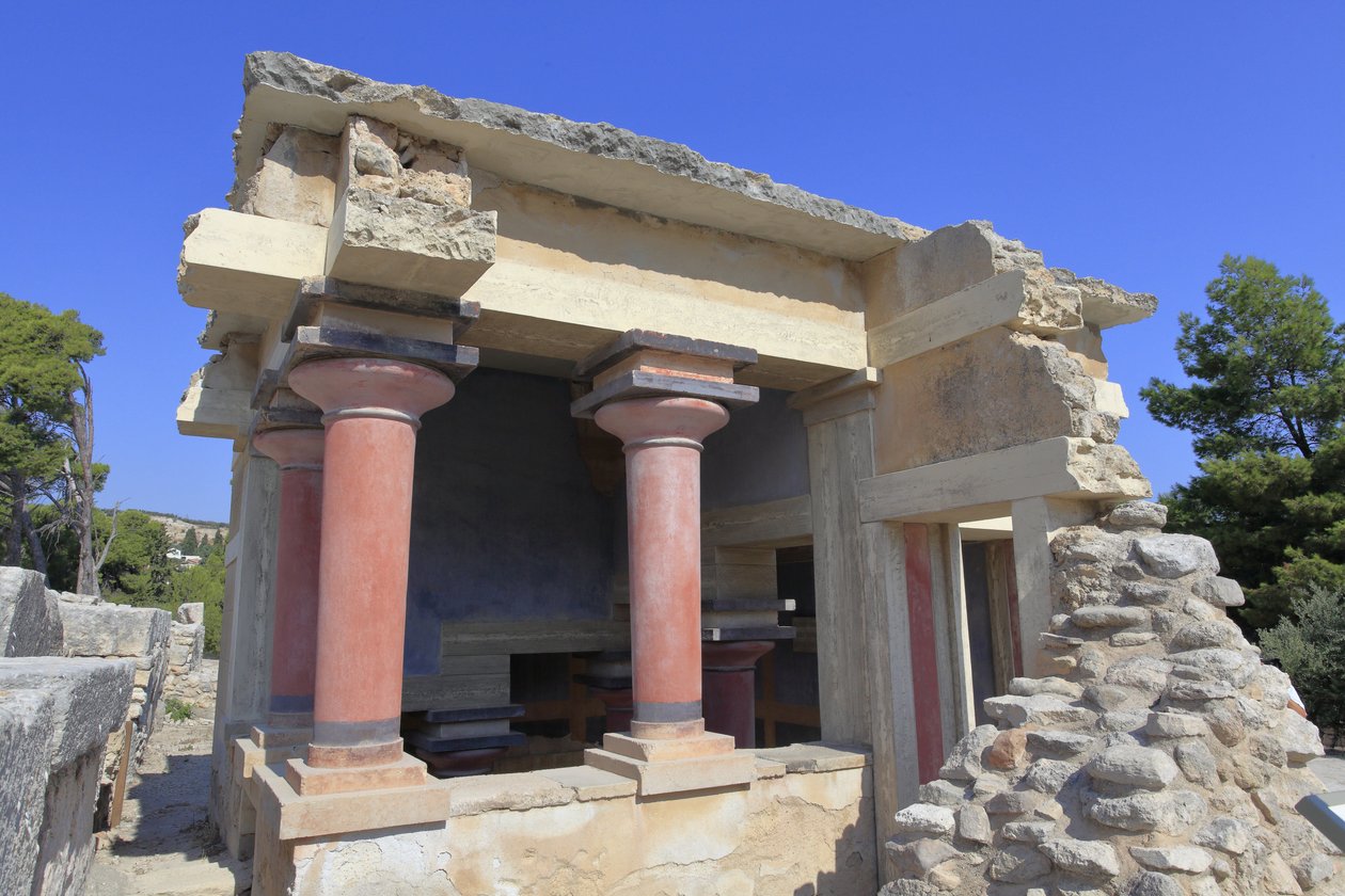 Minoens arkeologiska plats i Knossos. Norra lustra bassänger. Norra ingången till palatset. Enligt A. Evans användes denna byggnad i reningsceremonier och kallade därför denna plats "" Lustral bassänger"". Knossos, Kreta. av Minoan