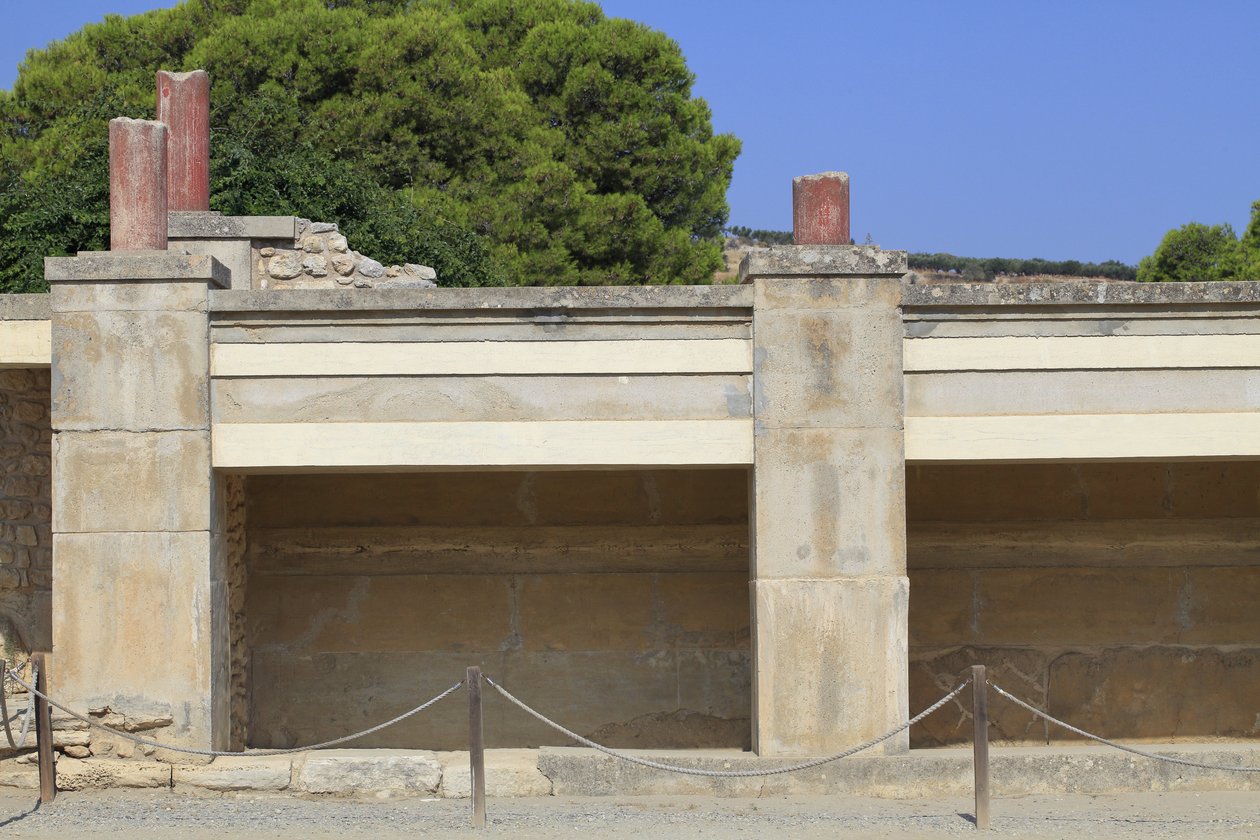 Minoens arkeologiska plats i Knossos. Västra vingen; Aera kallad "Tripartite shrine" av A. Evans. Inuti helgedomen hittades många religiösa föremål såsom lertavlor eller lersälintryck som möjligen har samband med arkivet av en helgedom. Knossos, Kreta. av Minoan