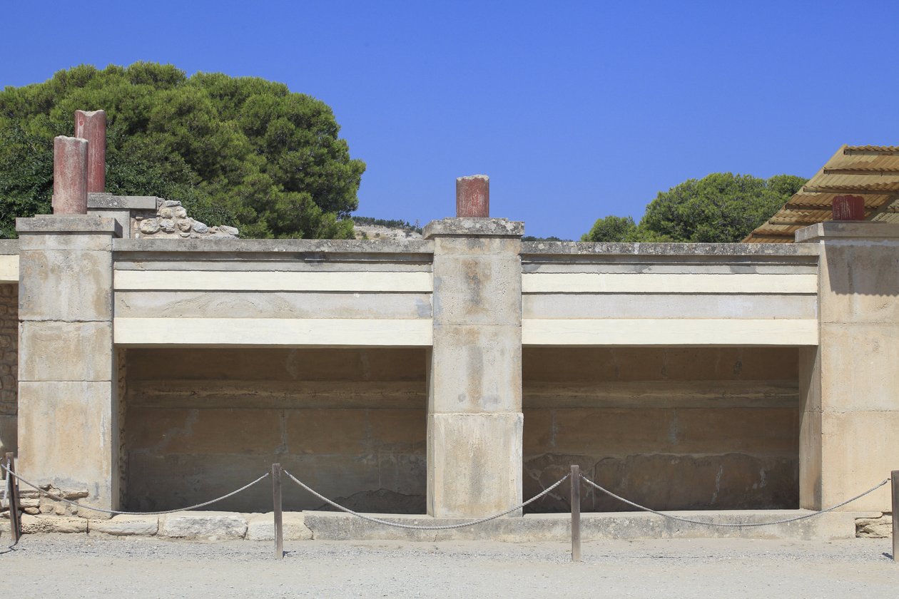 Minoens arkeologiska plats i Knossos. Västra vingen; Aera kallad "Tripartite shrine" av A. Evans. Inuti helgedomen hittades många religiösa föremål såsom lertavlor eller lersälintryck som möjligen har samband med arkivet av en helgedom. Knossos, Kreta. av Minoan