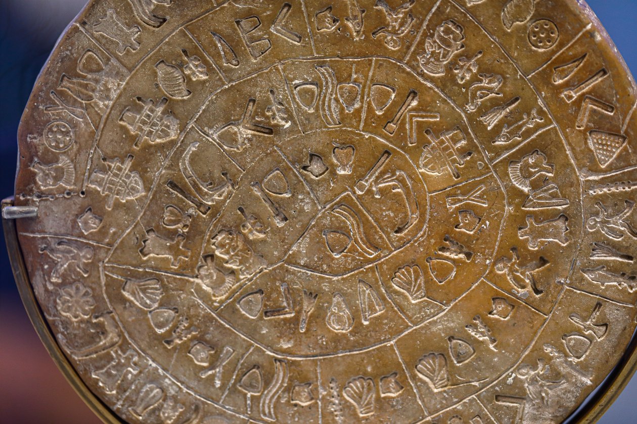 Phaistos skiva. Symboliska tecken arrangerade i en spiral (A-sida), tidigt 1600-tal f.Kr av Minoan