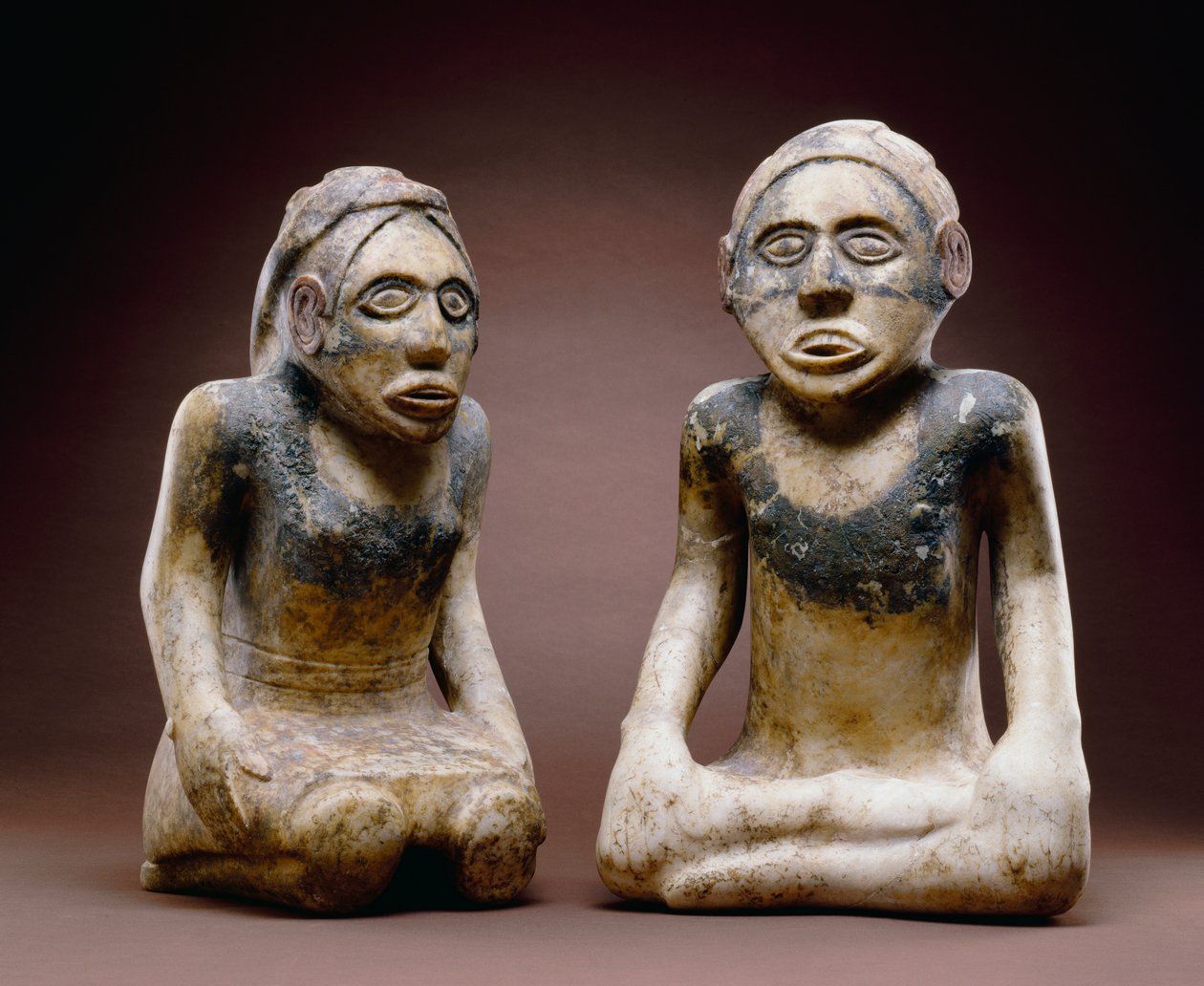 Sittande mans- och kvinnofigurer, Etowah, 1200-1450 (marmor) (se även 422895) av Mississippian culture