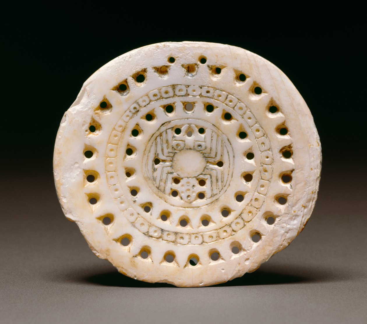 Spindelmotiv gorget, Dallas, 1300-1500 (marinskal) av Mississippian culture