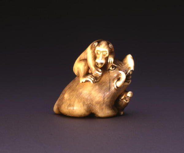Netsuke, föreställande en galt med en apa, ca 1800-10 (elfenben och inlagt horn) av Mitsuhide