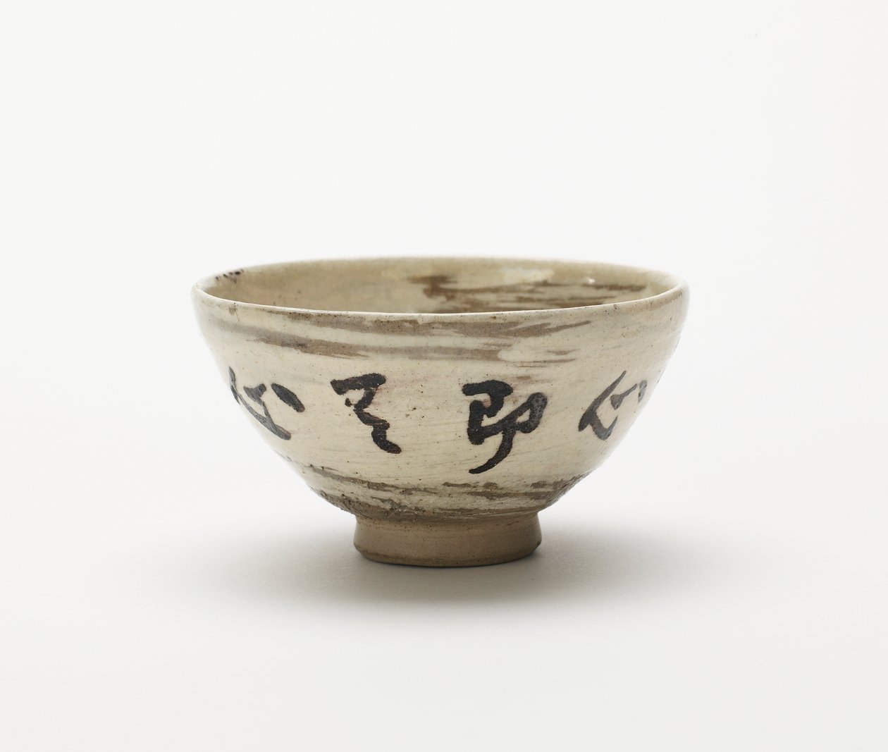 En av sex sake- eller sencha-koppar, Edo, Musashi, Japan, Meiji-eran, slutet av 1800-talet (brun lera) av Miura Ken