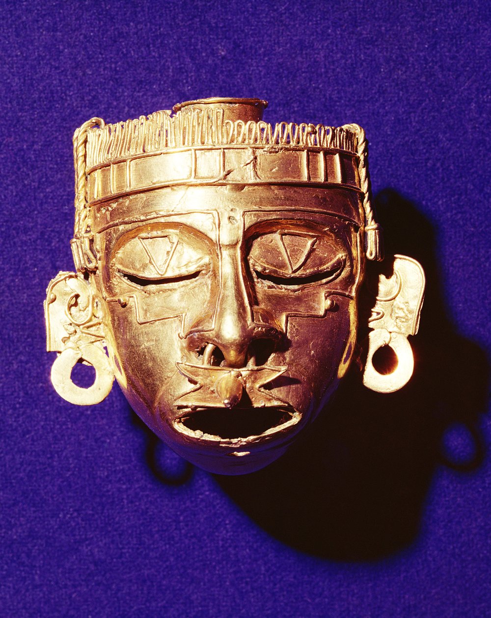 Mask av guden Xipe Totec, från Tomb 7, Monte Alban, 1300-1450 (guld) av Mixtec