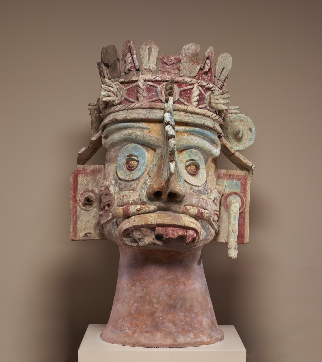 Överhuvud för regnguden Tlaloc, sen postklassisk period, ca 1300-1521 (keramik, tuff, stuckatur och färg) av Mixtec Mixtec