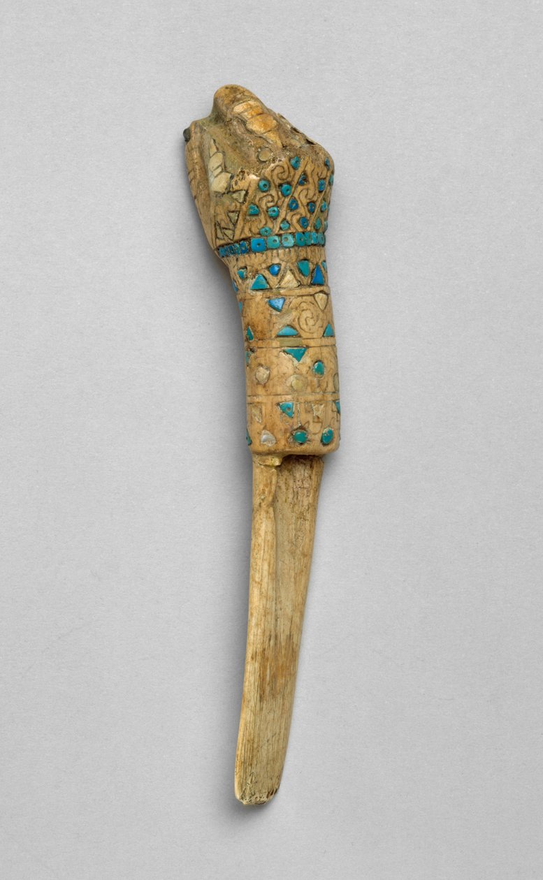 Rituell spatel med knuten näve, 01-700 (ben, turkos, skal och sten) av Moche
