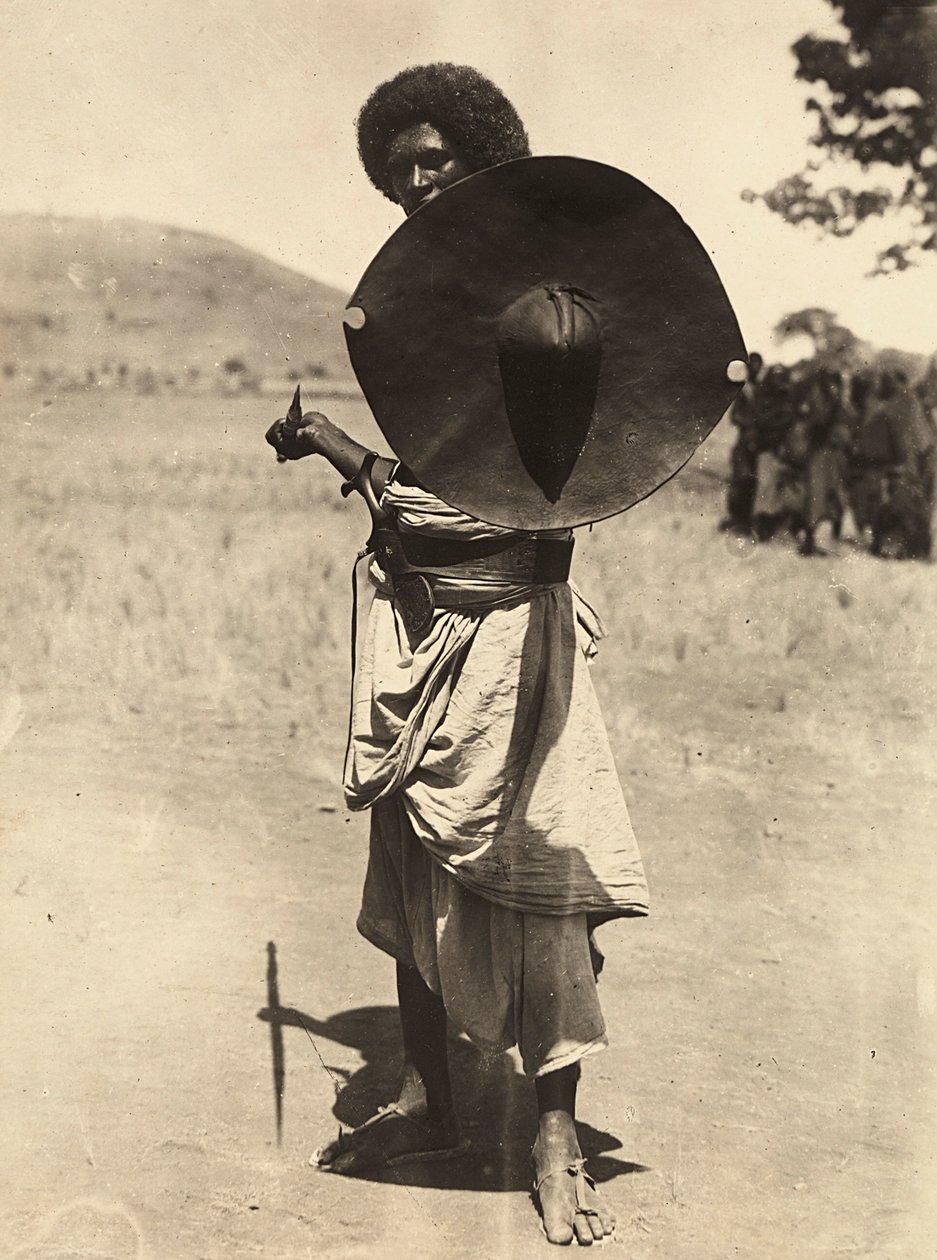 Bygga ett imperium i den fascistiska tidsåldern: Cunama warrior, 1936-05-09 (s/v foto) av Modestino Baldinetti
