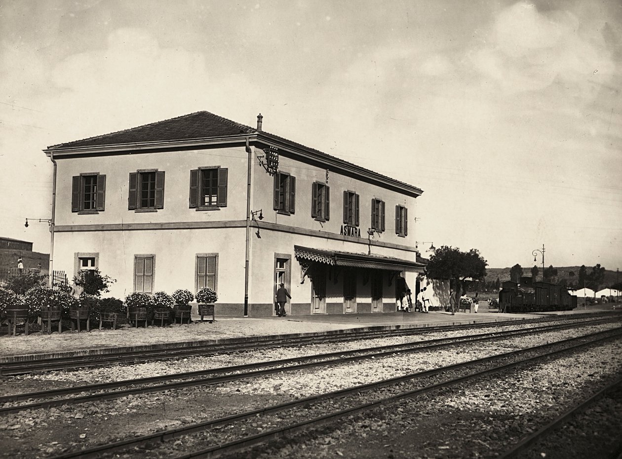 Att bygga ett imperium i den fascistiska tidsåldern: Järnvägsstationen i Asmara, 1936-05-09 (s/v foto) av Modestino Baldinetti