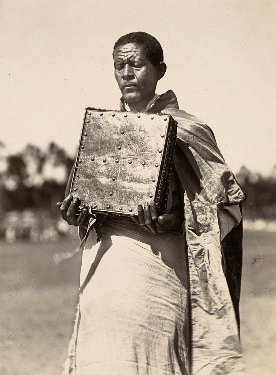 ‘Fausiaina o se Emepaea’ i le vaitaimi o Fascist: o se patele Abyssinian o loo tauaveina se tusi o Evagelia, 09/05/1936 (b/w photo)swed av Modestino Baldinetti