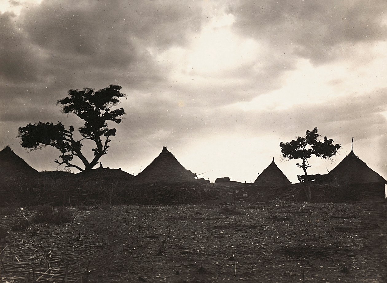 Att bygga ett imperium i den fascistiska tidsåldern: solnedgång vid Mai Zaghenà, 1936-05-09 (s/v foto) av Modestino Baldinetti