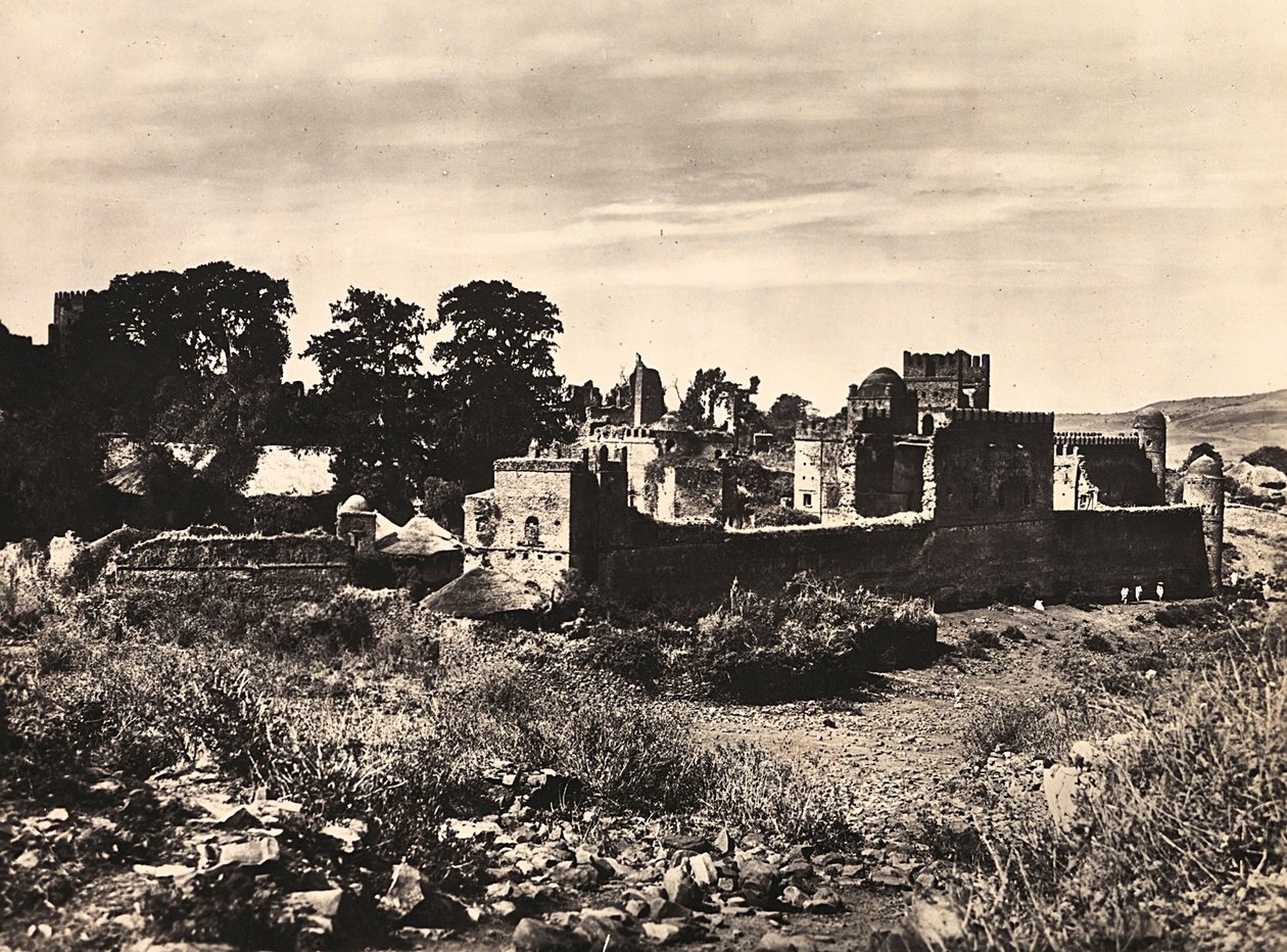 Att bygga ett imperium i den fascistiska tidsåldern: kung Fasiladas slott i Gondar, Etiopien, 1936-05-09 (s/v foto) av Modestino Baldinetti