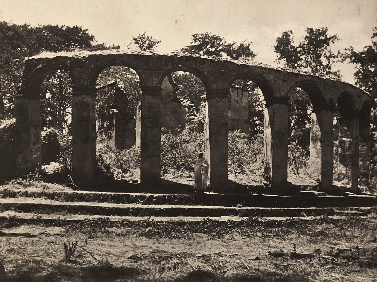 1Kung Fasiladas tempel i Gondar, Etiopien, 1936-05-09 (s/v foto) av Modestino Baldinetti