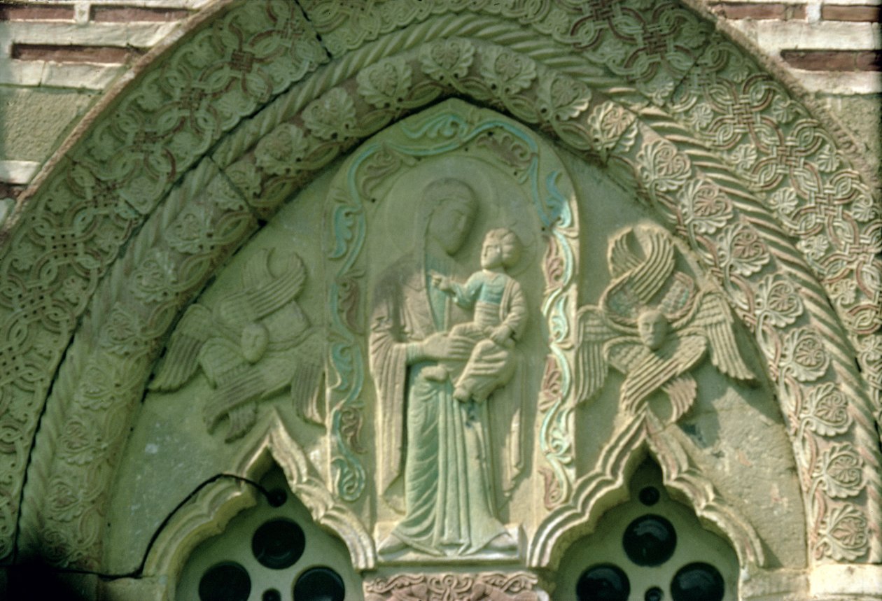 Madonna och barn, fönsterdetalj av kyrkan, byggd 1413-17 (sten) av Morava School