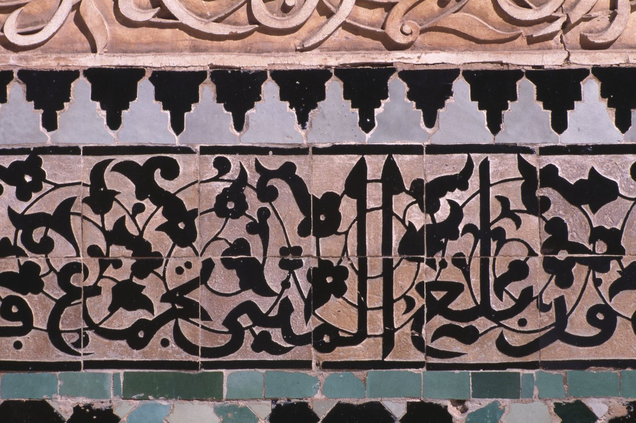 Detalj av en vägg på huvudgården, byggd av saaderna 1565 (zellij kakelarbete) av Moroccan School