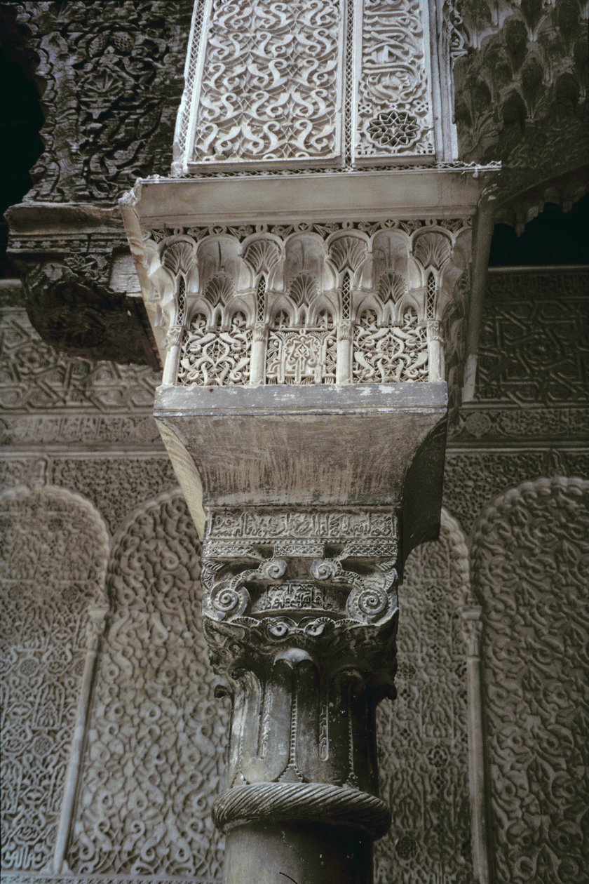 Kolumnhuvudstad, från huvudgården, byggd av saadianerna 1565 (cederträ och stuckatur) av Moroccan School