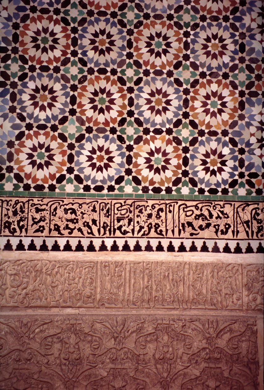 Den nedre väggen på huvudgården, byggd av saaderna 1565 (zellij kakel- och stuckaturarbete) av Moroccan School