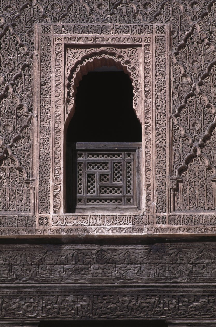 Utsikt över ett fönster på gården till Ali ben Youssef Medersa, byggd av saadianerna 1565 (cederträ och stuckatur) av Moroccan School
